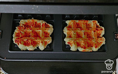 Жарьте тесто до золотистого цвета примерно 3-5 минут. Киви разрежьте на четыре части, выложите на тарелку. 