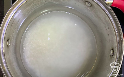 Рис промойте. Отварите в подсоленной воде в пропорции 1 к 1 до готовности. Это примерно 12 минут.