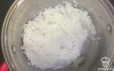 В готовый рис добавьте сахар и уксус. Перемешайте тщательно.