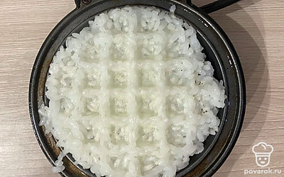 Выложите рис в вафельницу. Обжаривайте вафли из риса по 3 минуты каждую, чтобы они стали чуть хрустящими снаружи.