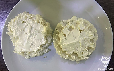 Выложите вафли из риса на блюдо. Смажете творожным сыром.