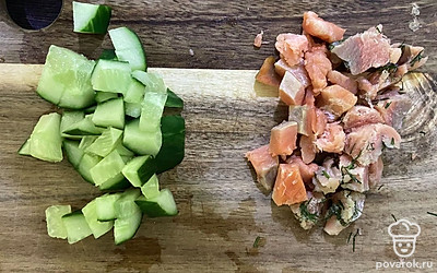 Красную рыбу и огурец нарежьте небольшими кубиками.