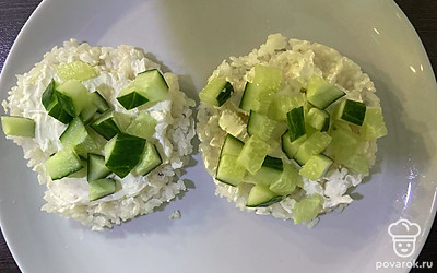 Выложите на вафли с творожным сыром сначала огурец.