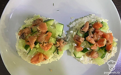 Затем разложите красную рыбу.