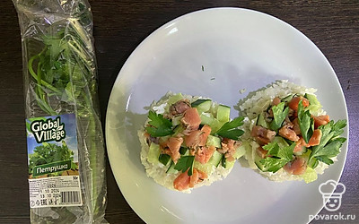 Украсьте вафли листиками петрушки.