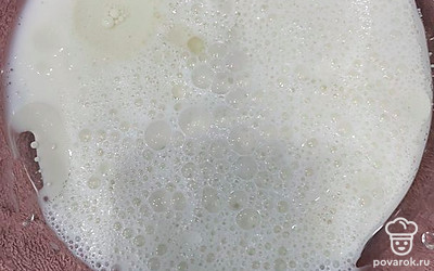 Овсяное молоко смешайте с маслом.