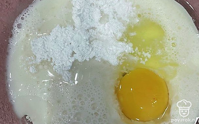 Добавьте одно яйцо и разрыхлитель теста.