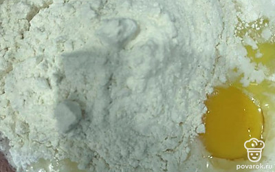 Всыпьте муку и перемешайте.