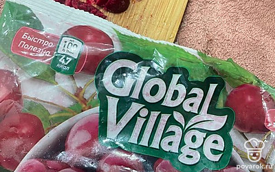 Замороженную вишню мелко нарежьте.