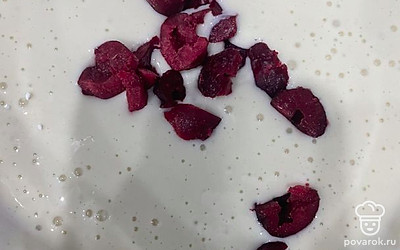 Добавьте в тесто и перемешайте.