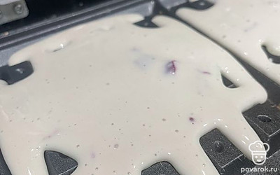 Выливайте по две ложки теста. Выпекайте в вафельнице до хрустящей корочки.