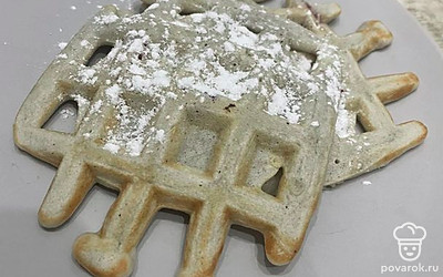 Подавайте с вареньем. Посыпьте сахарной пудрой.