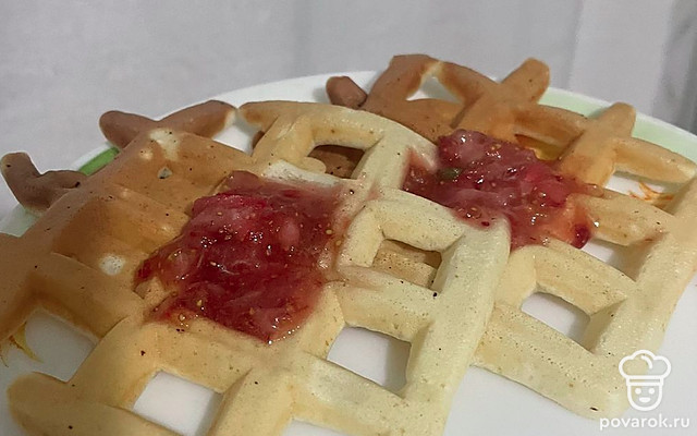 Вафли венские с клубничным вареньем — Рецепт с фото