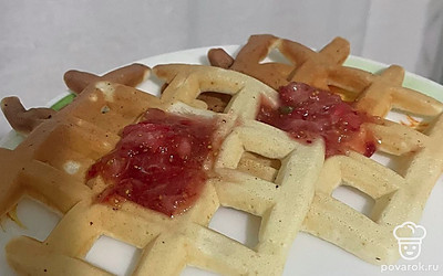 Полейте сгущенным молоком.