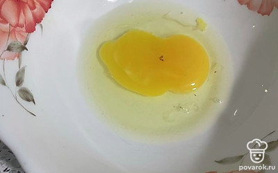В глубокую тарелку разбейте яйцо.