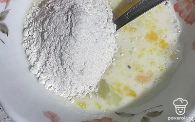 Добавьте муку рисовую и щепотку соды.