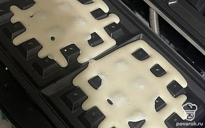 Тесто налейте в форму для вафель, примерно по 2 ложки. Выпекайте до румяной корочки.