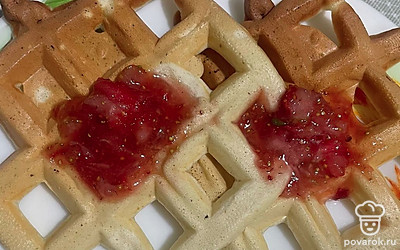 Поверх готовых вафель положите варенье.
