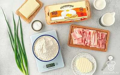 Заранее выньте из холодильника куриные яйца, молоко и сливочное масло, чтобы продукты успели согреться. 