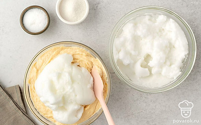Взбейте яичные белки до крепкой пены, на это уйдет примерно 5 минут. Введите взбитые белки в основную смесь и аккуратно перемешайте до однородного состояния. 