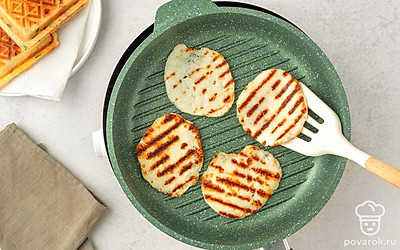 Халуми нарежьте на слайсы по 0,5 см. Выложите на сухую горячую сковороду и обжаривайте по 1-2 минуты с каждой стороны до образования золотистой хрустящей корочки. 