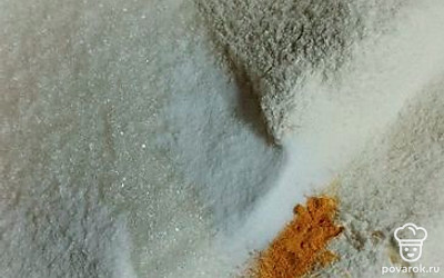 В чашку просейте муку, высыпьте все сухие ингредиенты.