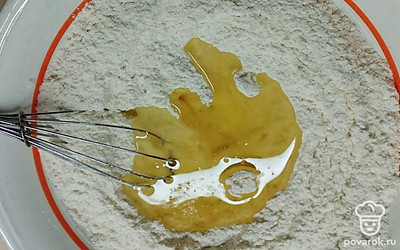 Сухие ингредиенты перемешайте, добавьте 70 миллилитров растительного масла.