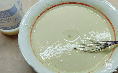 Молоко вылейте в тесто, перемешайте, добавьте уксус.