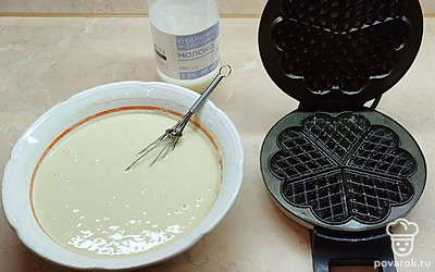 Разогрейте вафельницу. Дайте тесту постоять, не трогайте. Сода начнет гаситься. Тесто получится достаточно жидким.