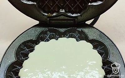 Разогретую вафельницу смажьте растительным маслом. Вылейте 3 столовых ложки теста.