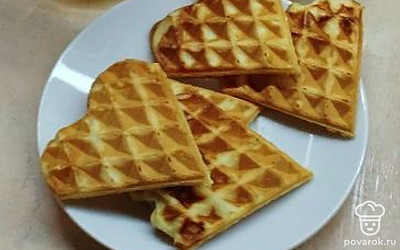 Разрежьте на части. Можно наслаждаться венскими вафлями. Подавайте на завтрак или в качестве полдника.