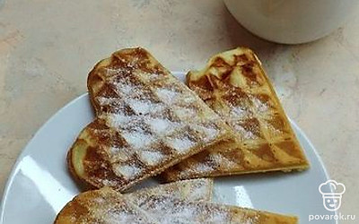 Вафли можно посыпать сахарной пудрой или полить сиропом.