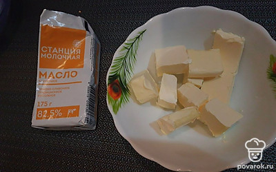 80 граммов сливочного масла нарежьте кубиком и растопите на плите или в микроволновой печи.