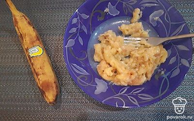 2 переспелых банана почистите и разомните вилкой.