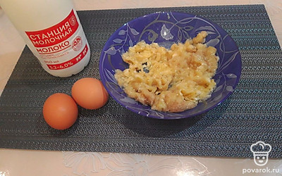 Добавьте 2 яйца, 3 столовых ложки молока, щепотку соли и перемешайте.