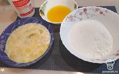 Смешайте муку с растопленным маслом и бананово-яичной смесью.