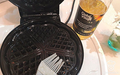 Разогрейте электровафельницу и смажьте растительным маслом.