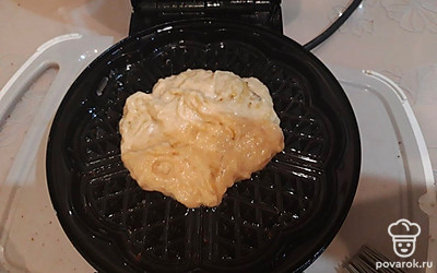 Выложите 4 столовых ложки теста (количество зависит от размера вафельницы). Закройте и плотно прижмите крышку. Выпекайте 4-5 минут.