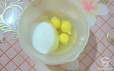 В глубокой миске смешайте яйцо с сахаром до пышной пены.