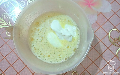 Добавьте сметану.