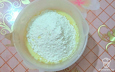 Всыпьте муку. Хорошенько все перемешайте. 