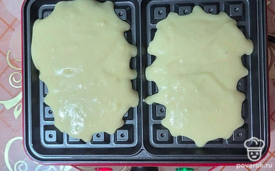 Получившуюся смесь выложите порционно ложкой в нагретую вафельницу. Накройте крышкой. 