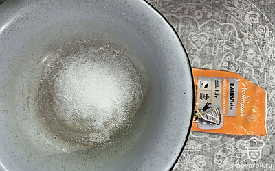 Соедините в миске сахар, ванилин, соль.