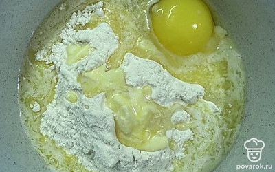 Сливочное масло растопите и влейте в миску.