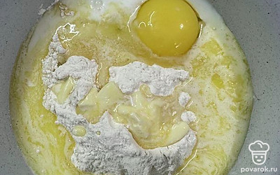 Добавьте молоко. Перемешайте до однородной массы.