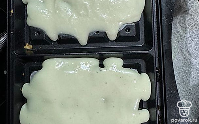 Влейте в вафельницу массу. Закройте крышкой и жарьте до готовности.