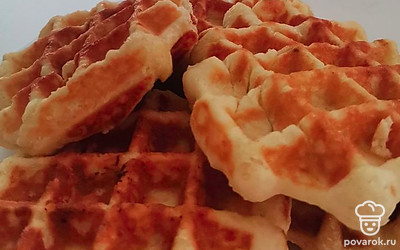 Перед подачей можете присыпать вафли сахарной пудрой. Также можно полить сиропом, джемом, медом, будет очень вкусно. Приятно аппетита! 