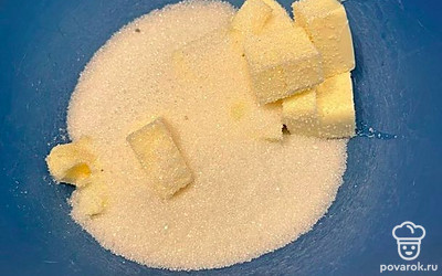 В чаше взбейте сливочное масло с сахаром.