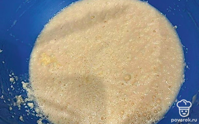 Добавьте 1 яйцо. Взбейте до объединения всех ингредиентов.