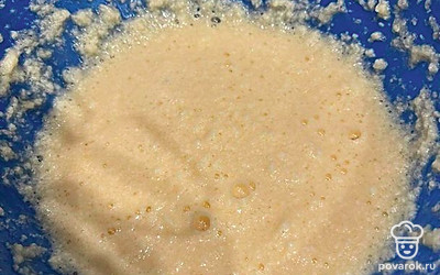 Добавьте молоко. Перемешайте лопаткой до однородности. 